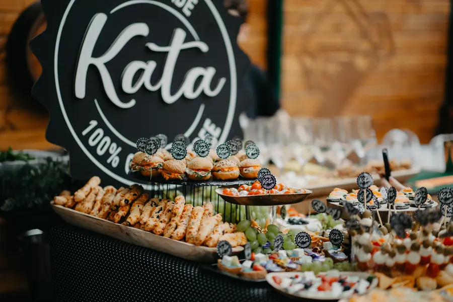 KATA catering stol s logotipom i slanim zalogajima