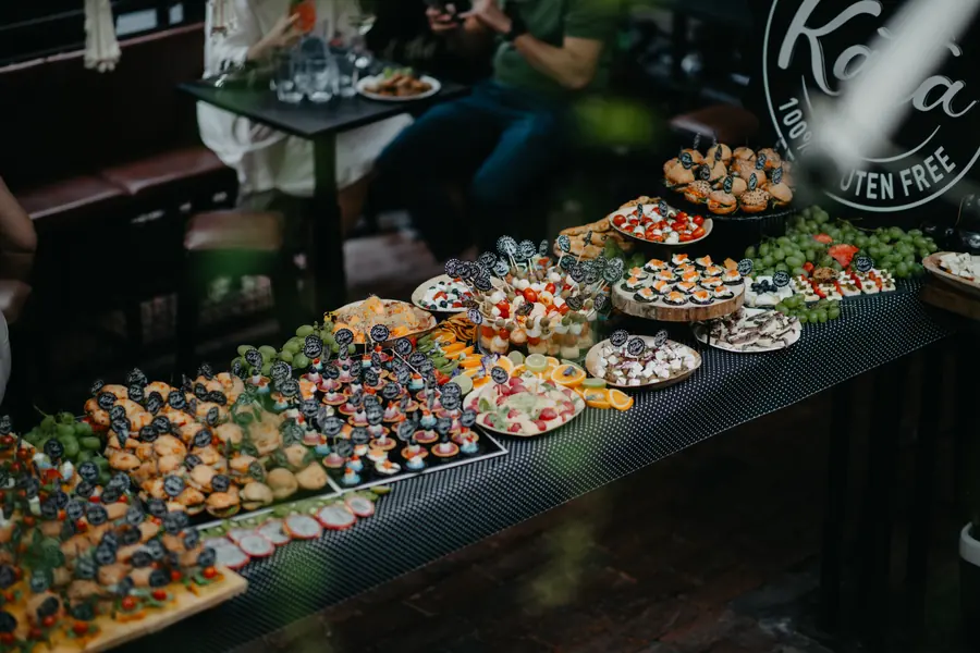 Bogato postavljen catering stol